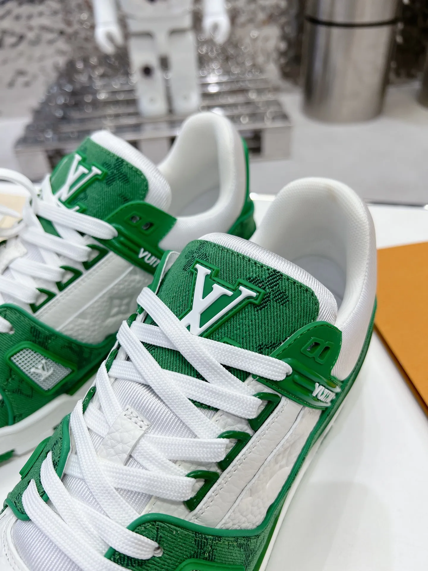 👟👟Ex-factory price 840👟👟 LV top version 2023 new model. Purchasing quality LV~Louis Vuitton Lv TRAINER's best-looking sneakers, Donkey Brand strongly recommends new products, official website limited edition retro basketball sneakers! Both high-cut and low-cut products cost money to purchase an accurate 1:1 replica of the original version. The details are invincible and full of sincerity. The imported and customized original cowhide leather is the same as the original version. The details are 100% restored. The private model customizes the original one-piece T👟👟 ex-factory price U outsole. It is different from other brands. Without the original version, this effect cannot be achieved!    Men's and women's models 35-40 39-45 (45 and 46 are customized and cannot be returned or exchanged)